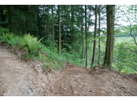 Zig-zag track leading down from top track