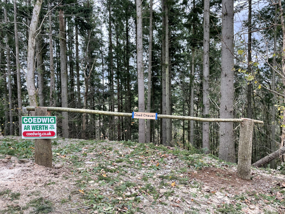 Ride stop entrance for Coed Cneuen