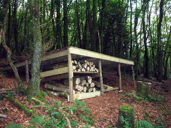  “use the space under a platform on a slope for a log store”